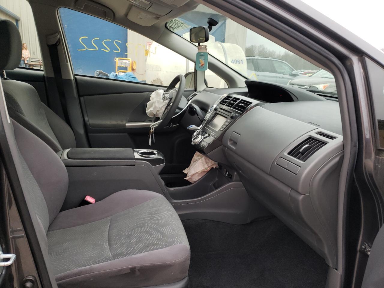Photo 5 from auction – 2013 TOYOTA PRIUS V with VIN JTDZN3EU1D3281798