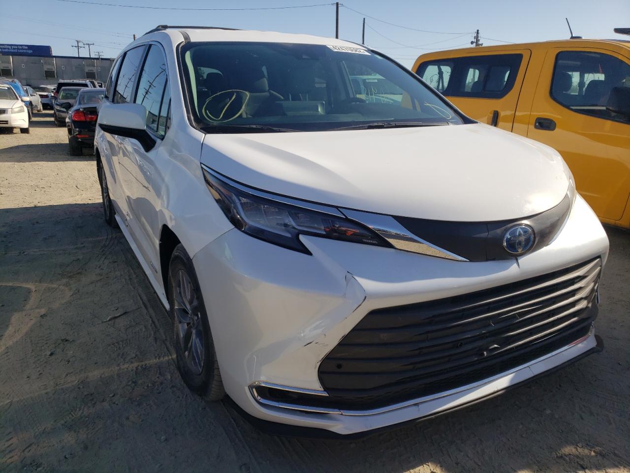 TOYOTA SIENNA LE 2021 with VIN 5TDKRKEC8MS008685 - Photo from auction