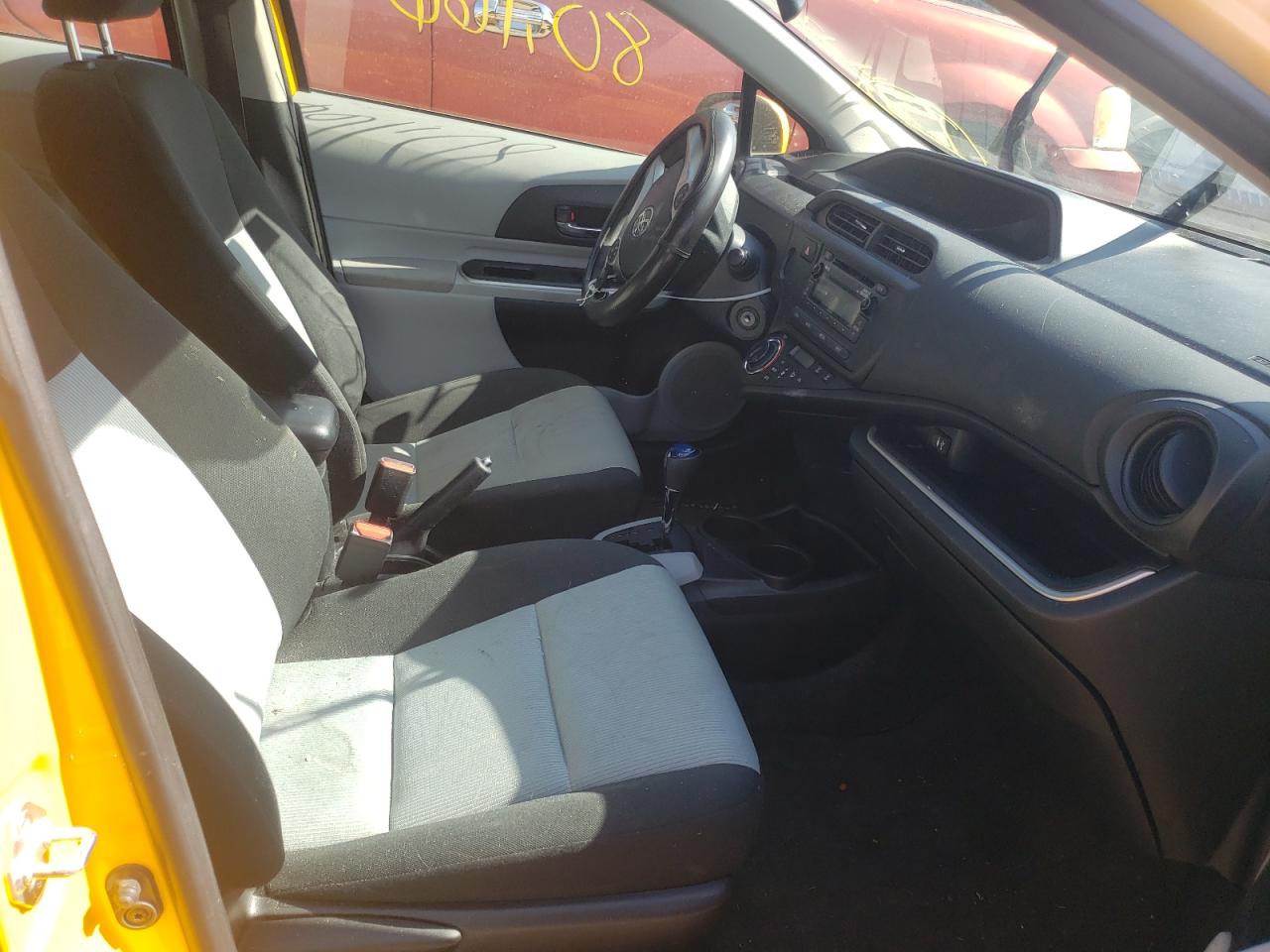 Photo 5 from auction – 2014 TOYOTA PRIUS C with VIN JTDKDTB39E1069972