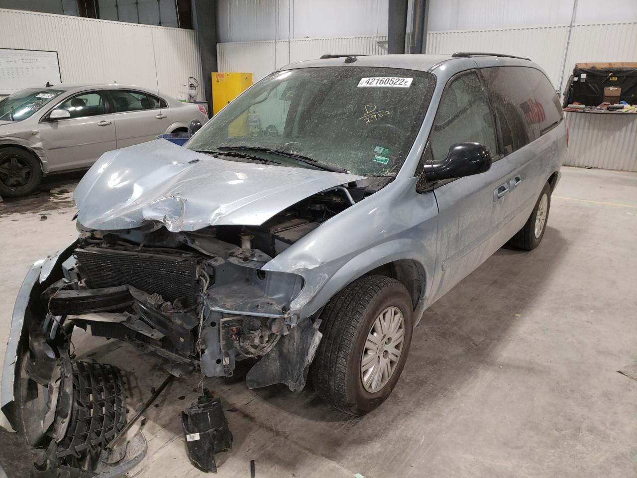 Photo 2 from auction – 2005 CHRYSLER TOWN & COU with VIN 2C4GP44R85R552952