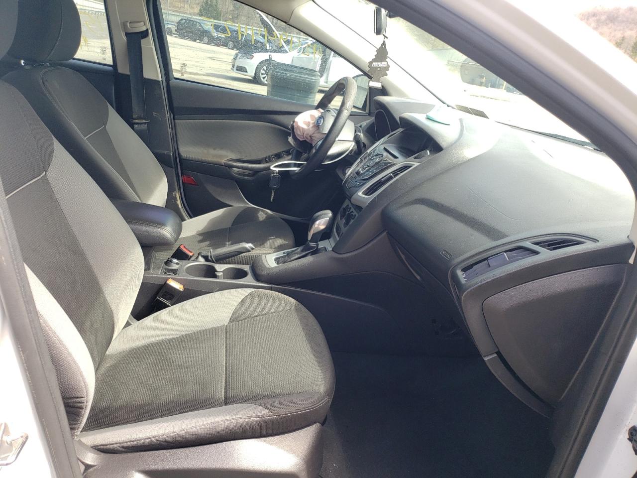 Photo 5 from auction – 2014 FORD FOCUS SE with VIN 1FADP3F24EL375876