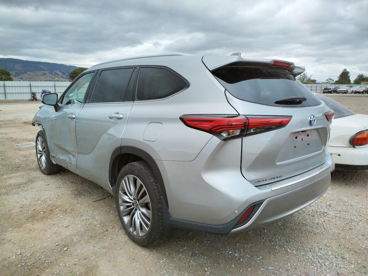 Photo 3 from auction – 2020 TOYOTA HIGHLANDER with VIN 5TDEBRCH0LS009143