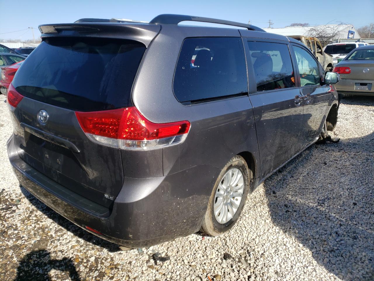 Photo 4 from auction – 2014 TOYOTA SIENNA XLE with VIN 5TDYK3DC4ES424210
