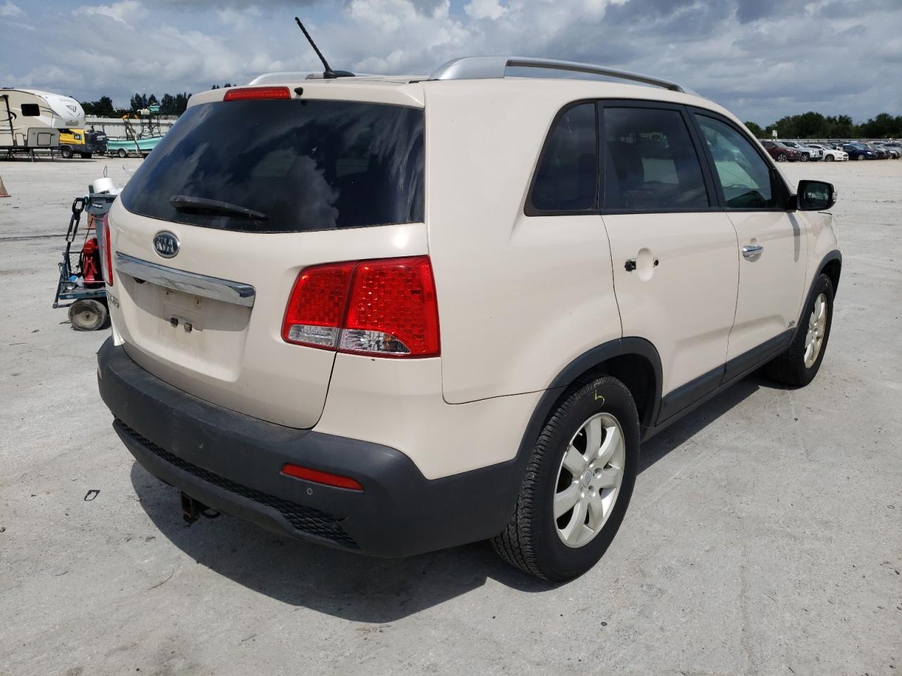 Photo 4 from auction – 2011 KIA SORENTO BA with VIN 5XYKTCA19BG111863