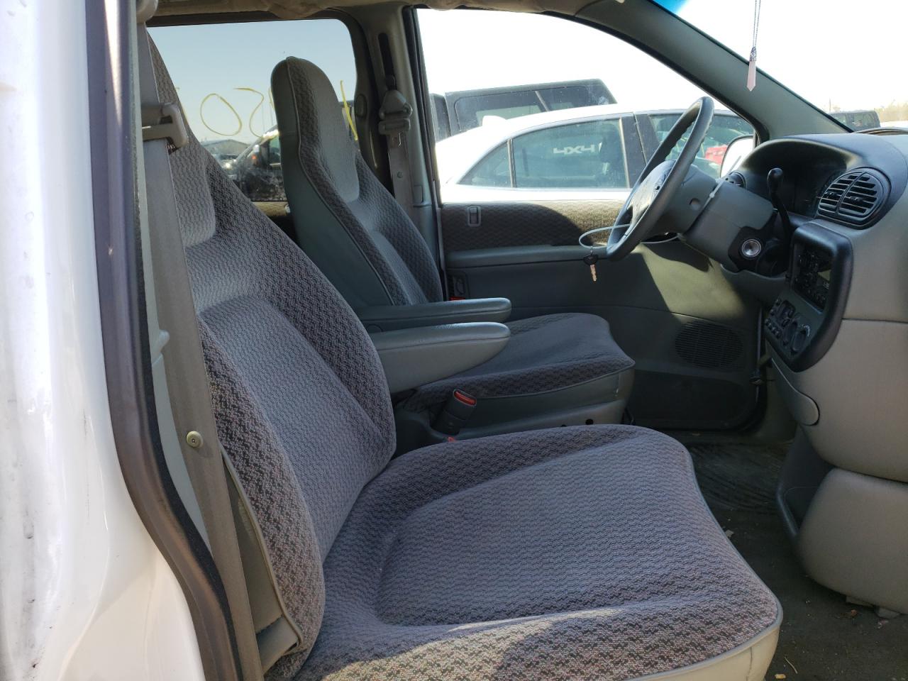 Photo 5 from auction – 2000 CHRYSLER GRAND VOYA with VIN 1C4GJ44G6YB757804