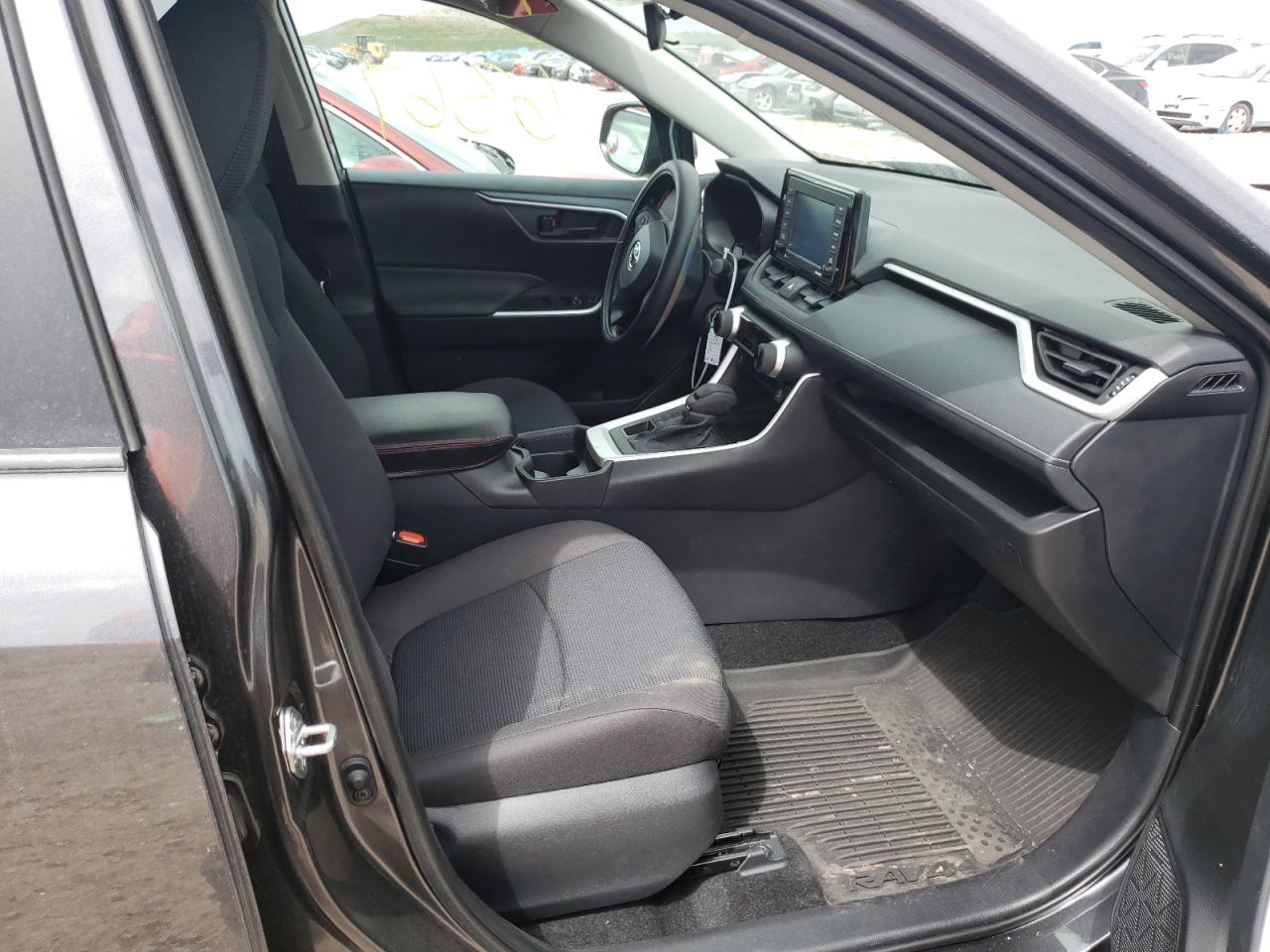 Photo 5 from auction – 2021 TOYOTA RAV4 LE with VIN 2T3F1RFV4MC239052