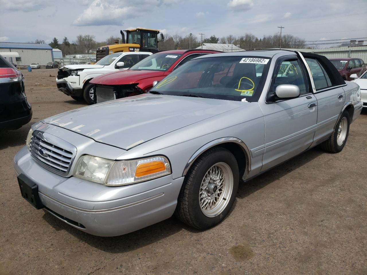 Photo 2 from auction – 2001 FORD CROWN VICT with VIN 2FAFP74W81X106377