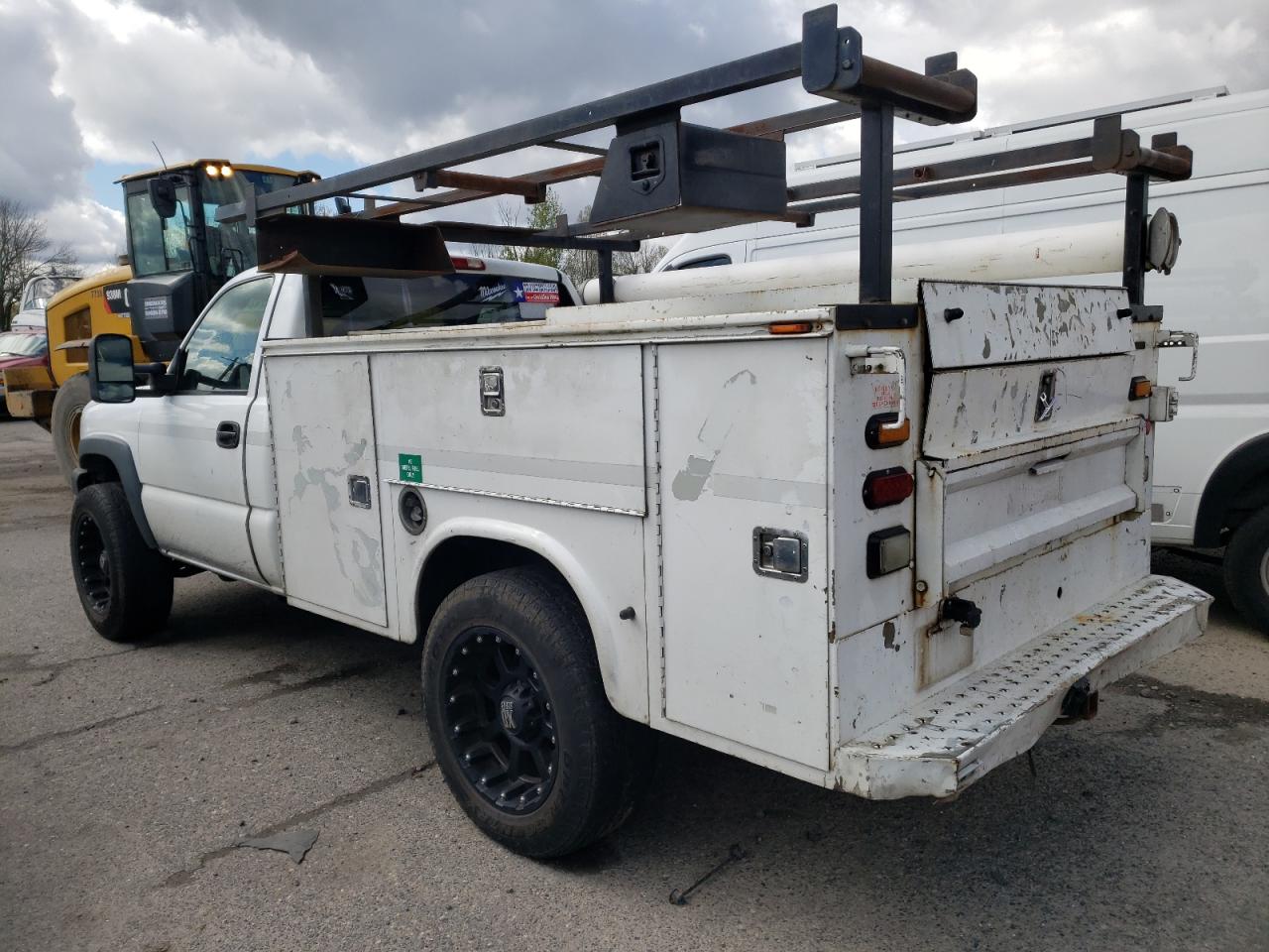 Photo 3 from auction – 2004 CHEVROLET SILVERADO with VIN 1GBHC24294E272819