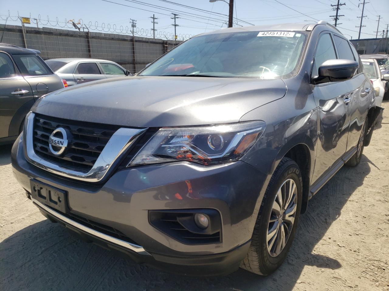 Photo 2 from auction – 2017 NISSAN PATHFINDER with VIN 5N1DR2MN4HC609574
