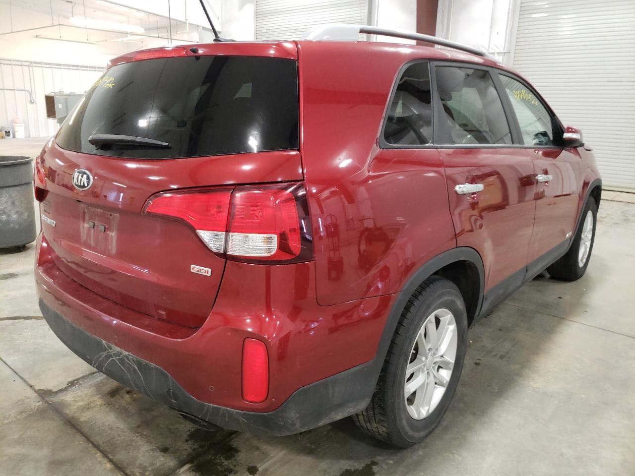 Photo 4 from auction – 2015 KIA SORENTO LX with VIN 5XYKTCA69FG559330