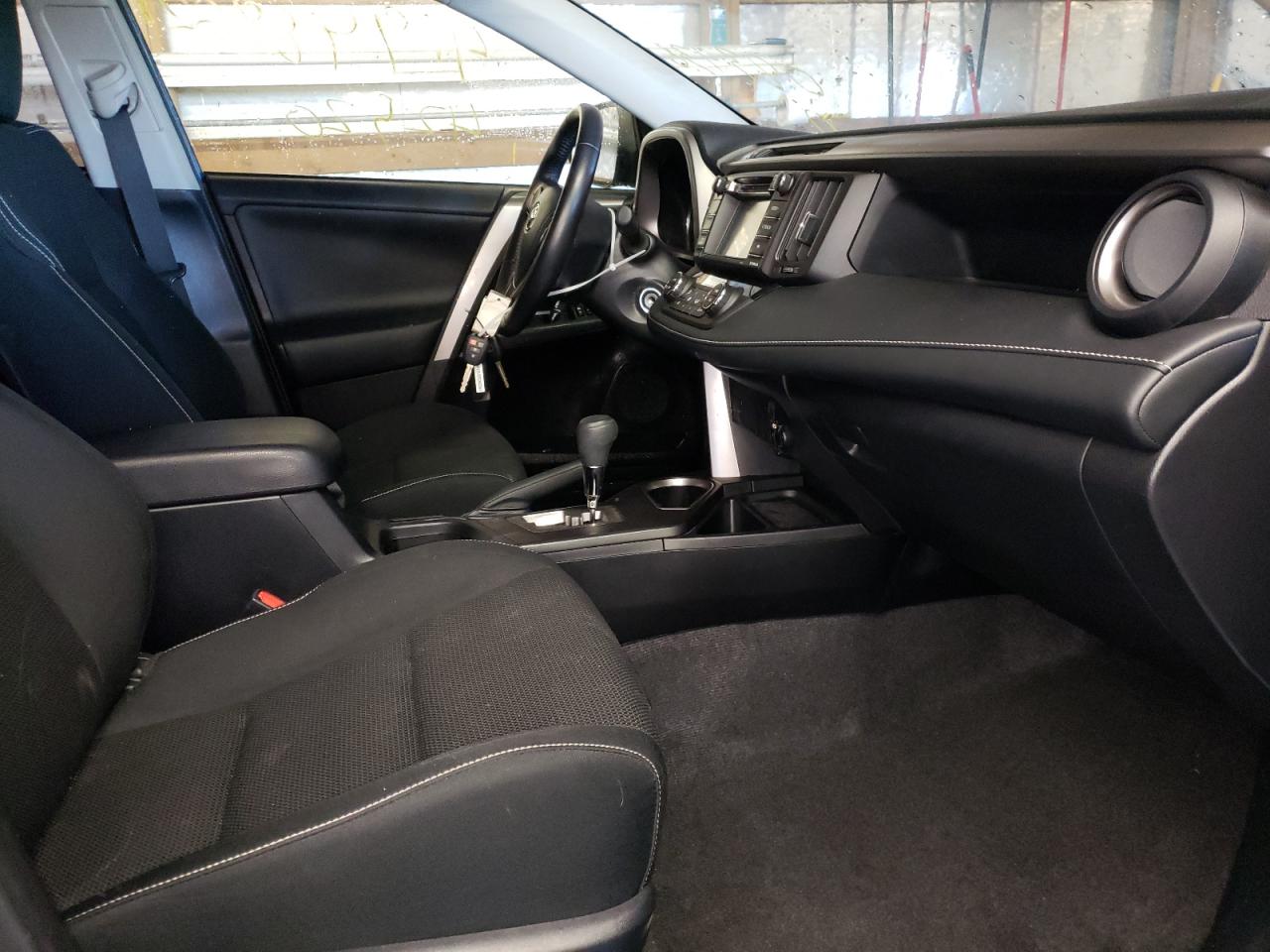 Photo 5 from auction – 2016 TOYOTA RAV4 XLE with VIN JTMWFREV6GJ083438
