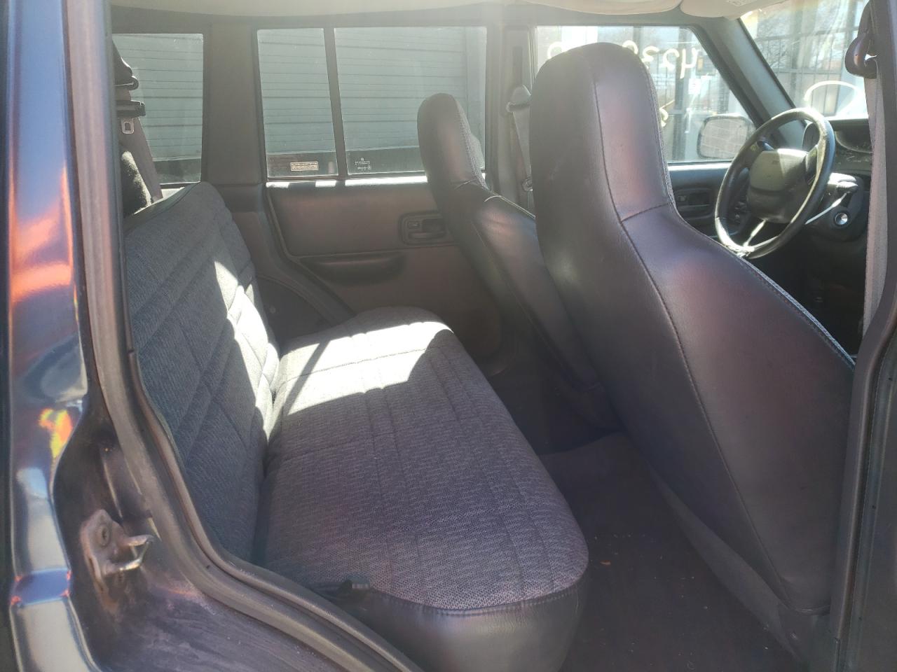 Photo 6 from auction – 2000 JEEP CHEROKEE S with VIN 1J4FF48S4YL174793