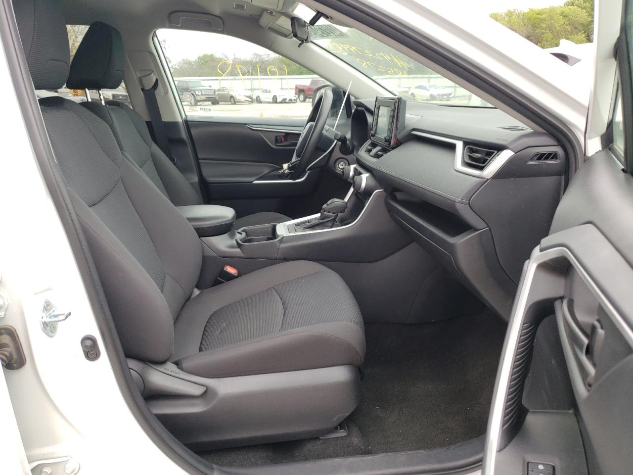 Photo 5 from auction – 2021 TOYOTA RAV4 LE with VIN 2T3F1RFV2MW185278