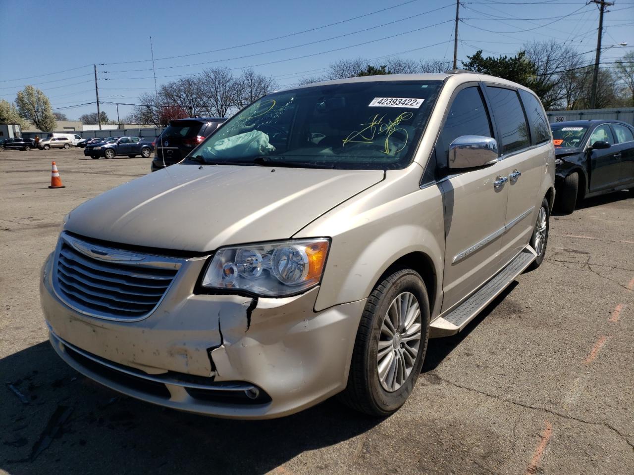 Photo 2 from auction – 2014 CHRYSLER TOWN & COU with VIN 2C4RC1CG6ER107841