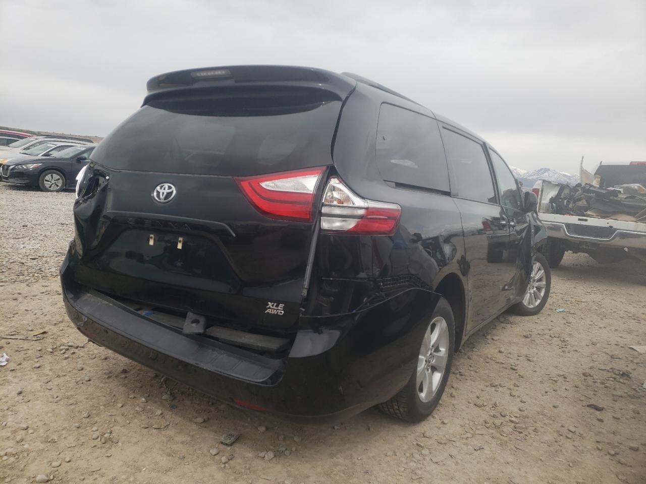 Photo 4 from auction – 2017 TOYOTA SIENNA XLE with VIN 5TDDZ3DC3HS158516