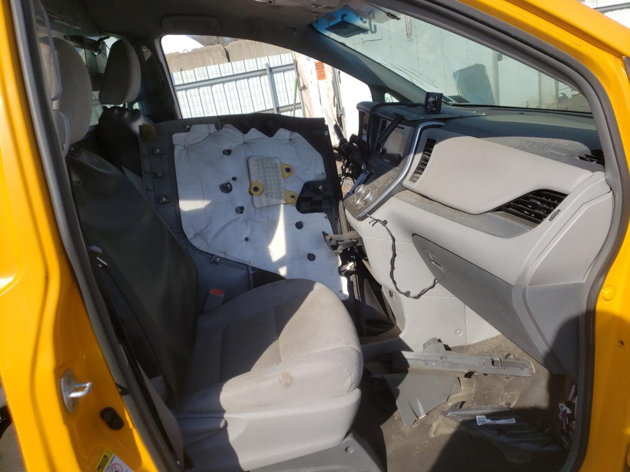 Photo 5 from auction – 2017 TOYOTA SIENNA with VIN 5TDZZ3DC4HS856722