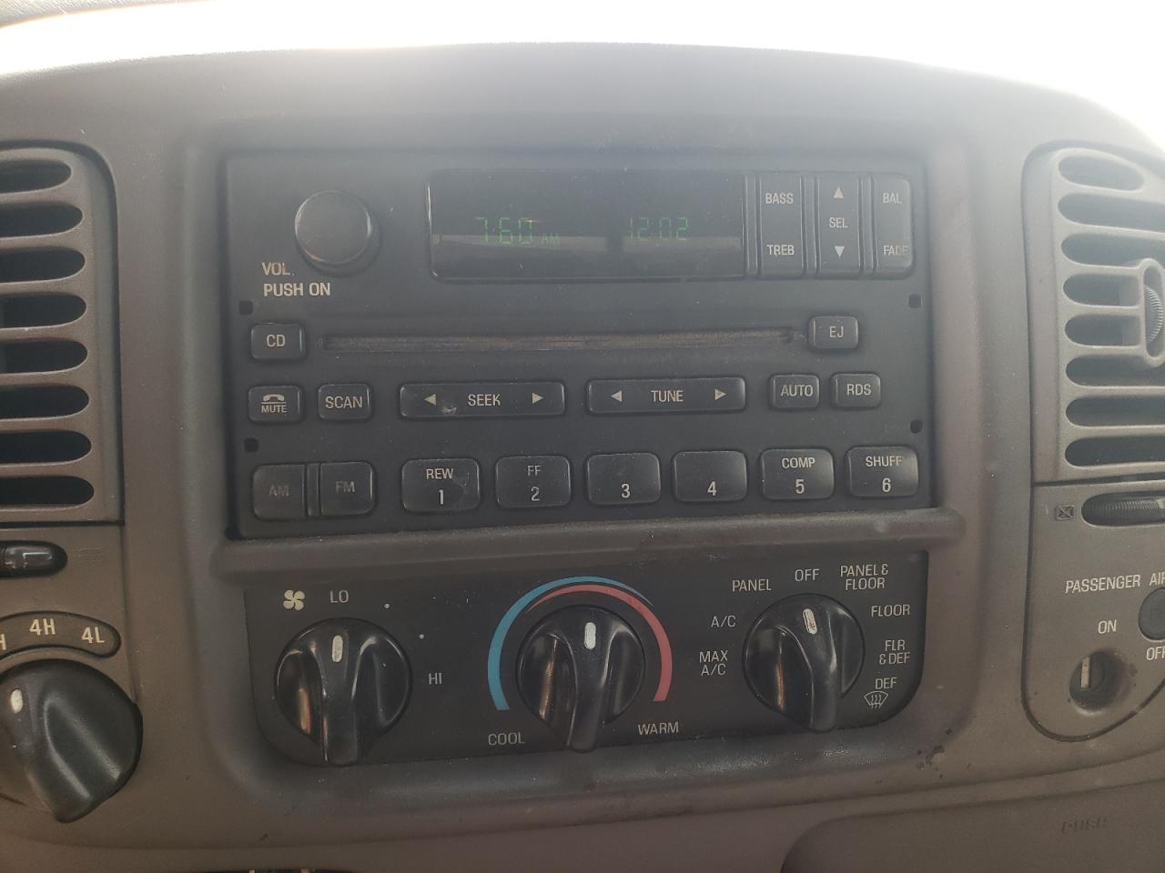 Photo 9 from auction – 2001 FORD F150 with VIN 2FTRX08LX1CA81715