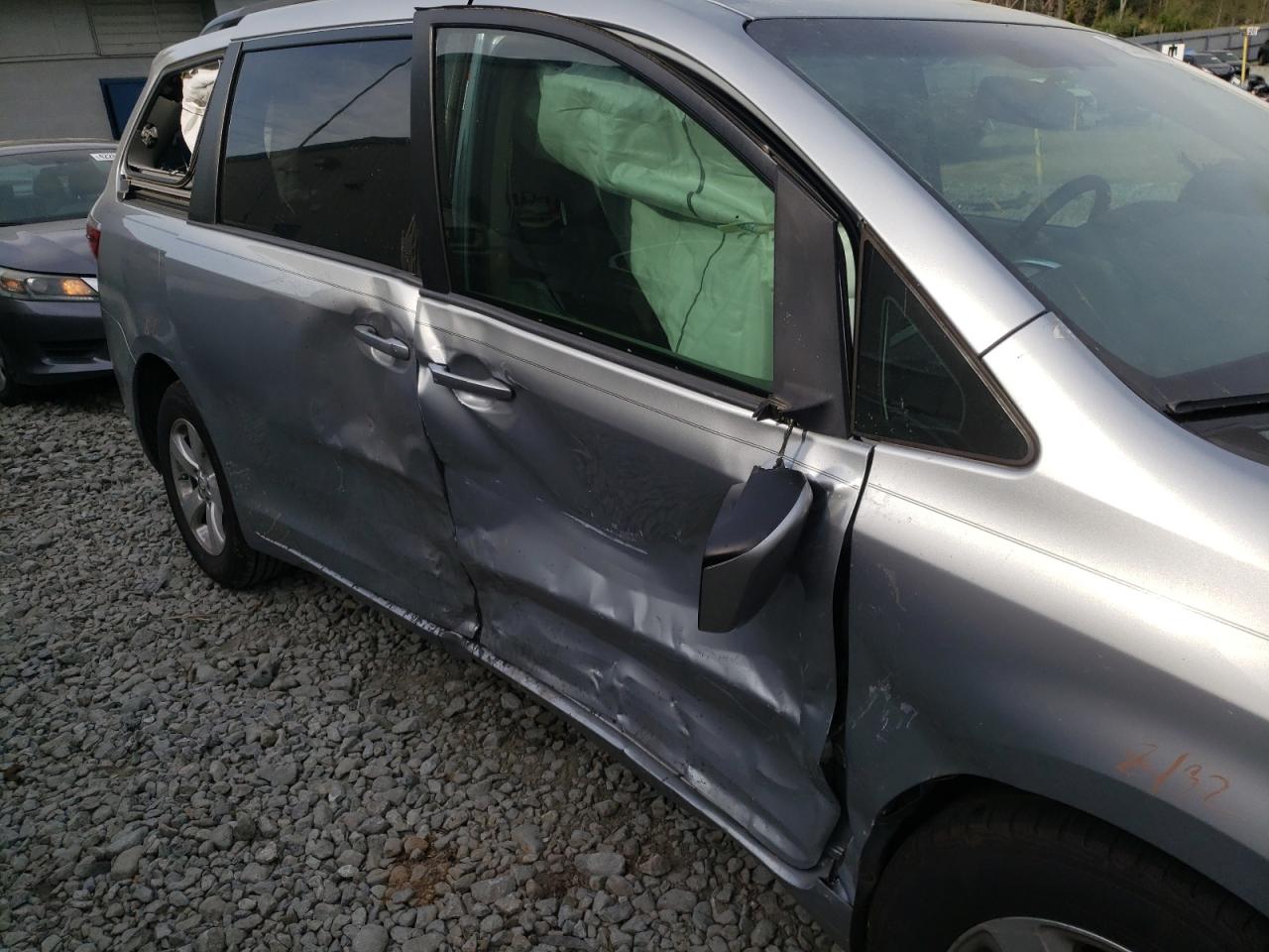 Photo 9 from auction – 2015 TOYOTA SIENNA LE with VIN 5TDKK3DC2FS630424