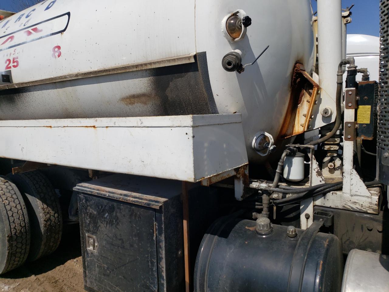 Photo 6 from auction – 1996 FREIGHTLINER CONVENTION with VIN 1FUYDSYB0TH733057