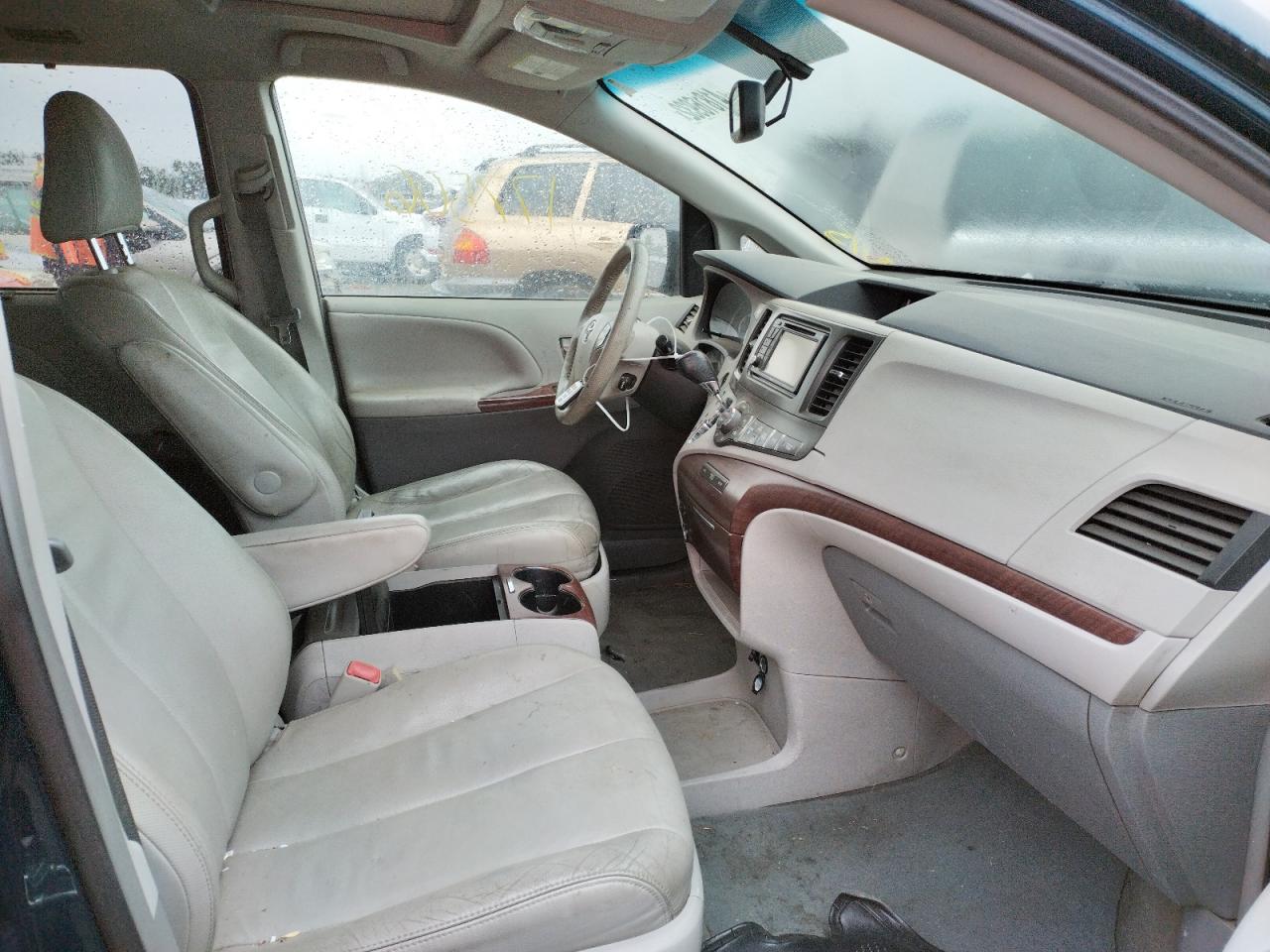 Photo 5 from auction – 2012 TOYOTA SIENNA XLE with VIN 5TDYK3DC1CS274621