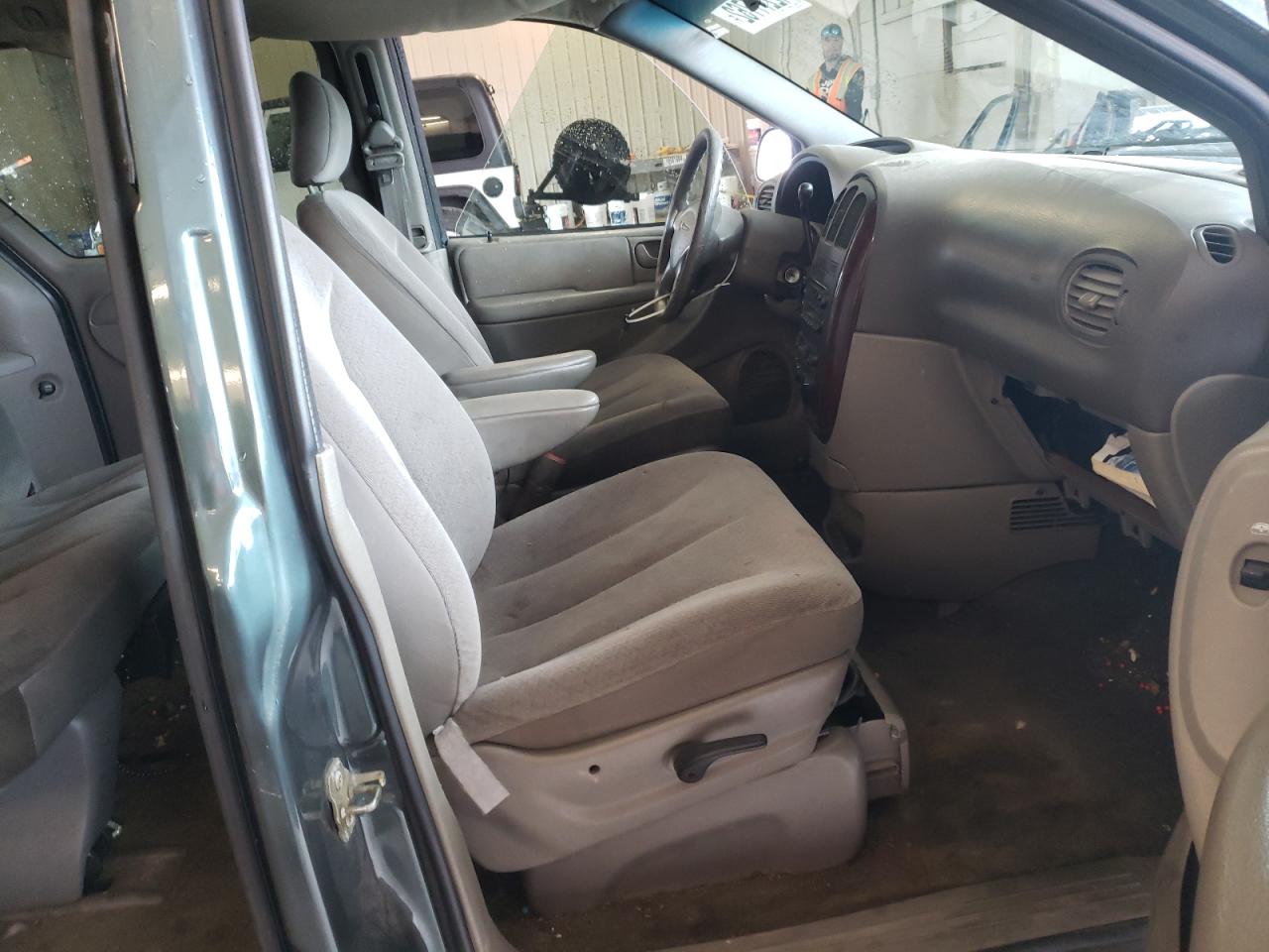 Photo 4 from auction – 2002 CHRYSLER TOWN & COU with VIN 2C8GP44352R783832