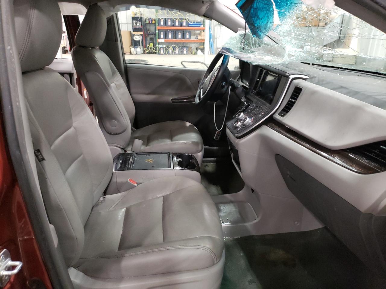 Photo 5 from auction – 2017 TOYOTA SIENNA XLE with VIN 5TDYZ3DC8HS770776