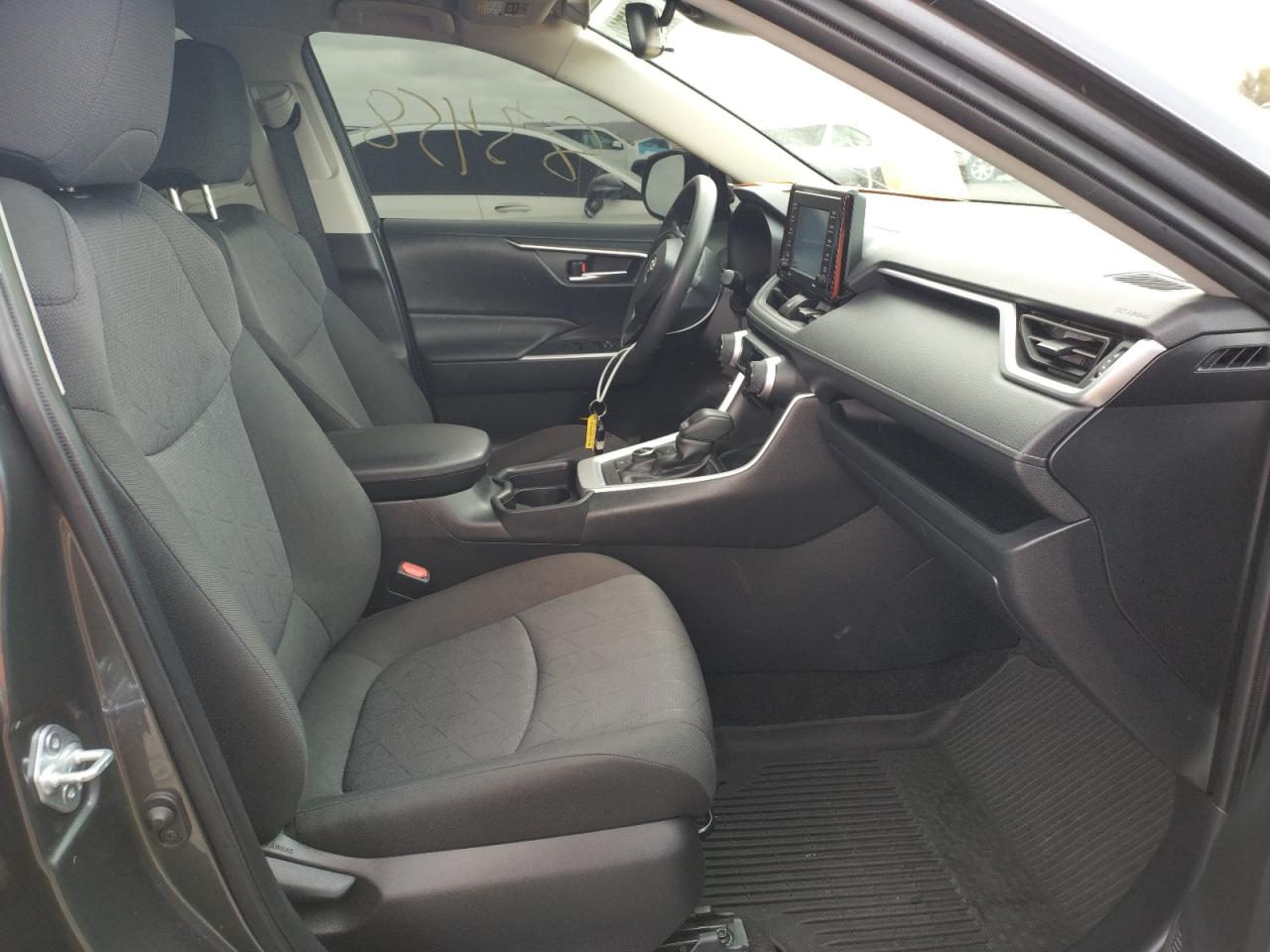 Photo 5 from auction – 2020 TOYOTA RAV4 XLE with VIN JTMRWRFV2LD068469