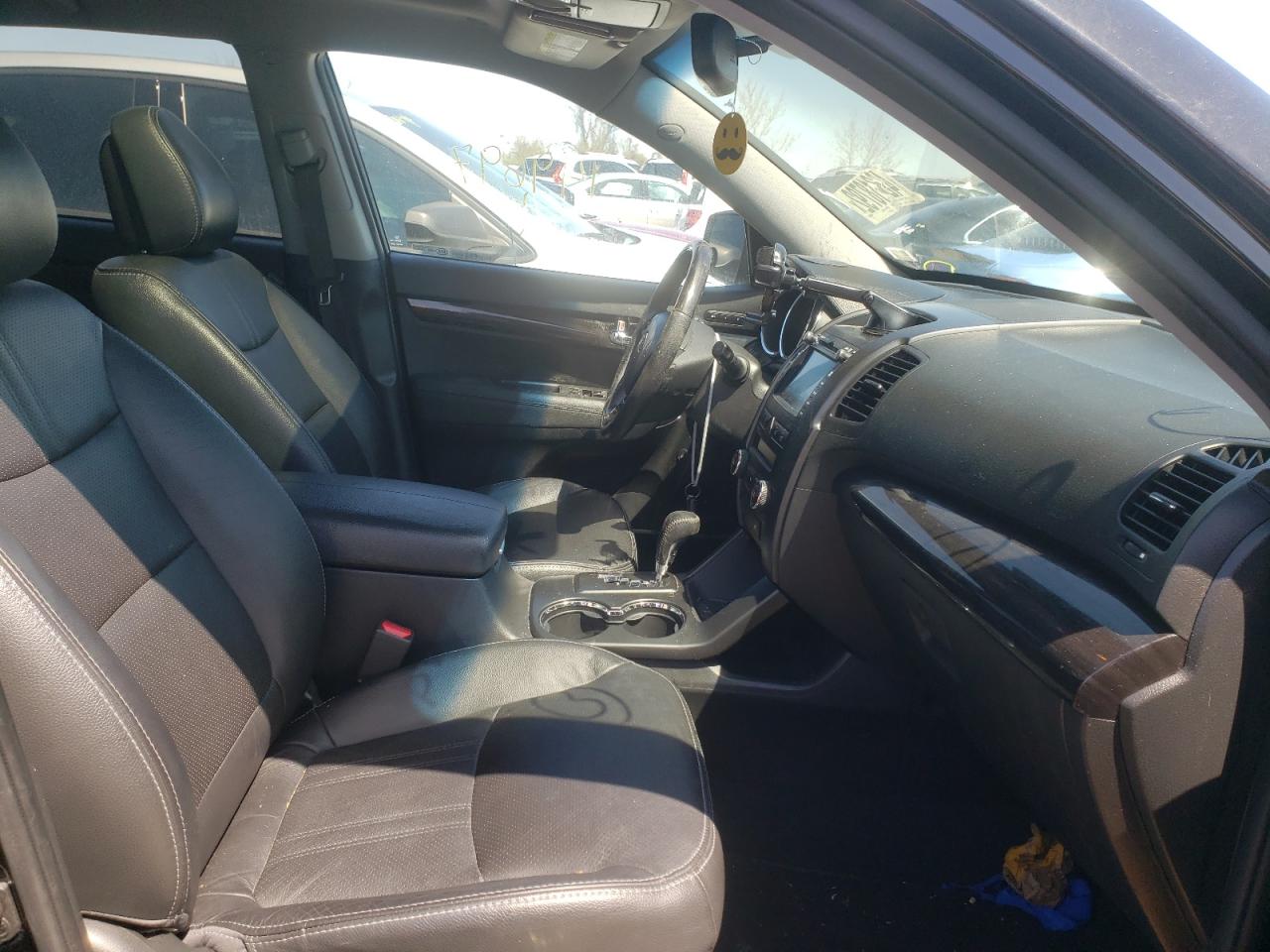 Photo 5 from auction – 2012 KIA SORENTO SX with VIN 5XYKWDA24CG228449