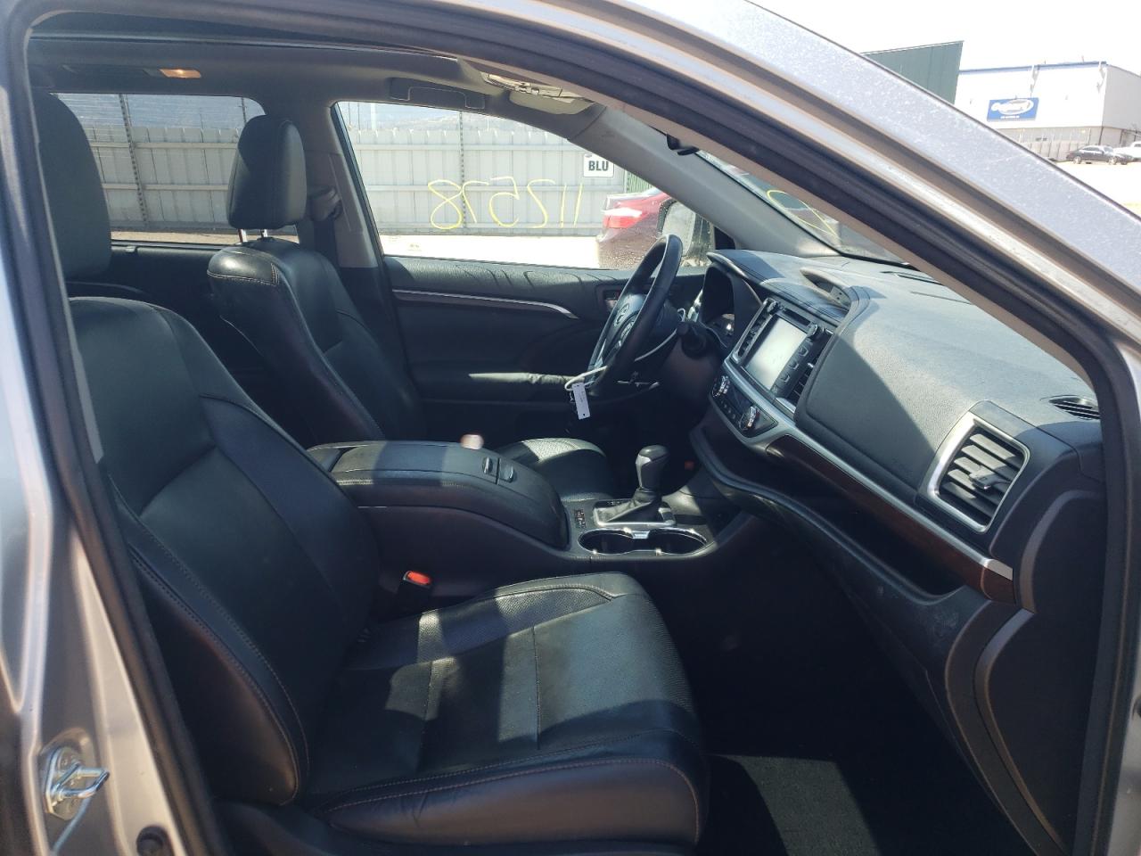 Photo 5 from auction – 2015 TOYOTA HIGHLANDER with VIN 5TDYKRFH4FS044104