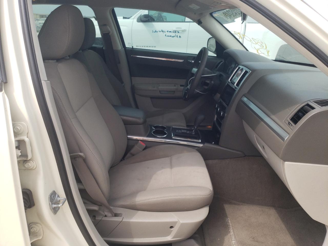 Photo 5 from auction – 2009 CHRYSLER 300 LX with VIN 2C3KA43D89H529317