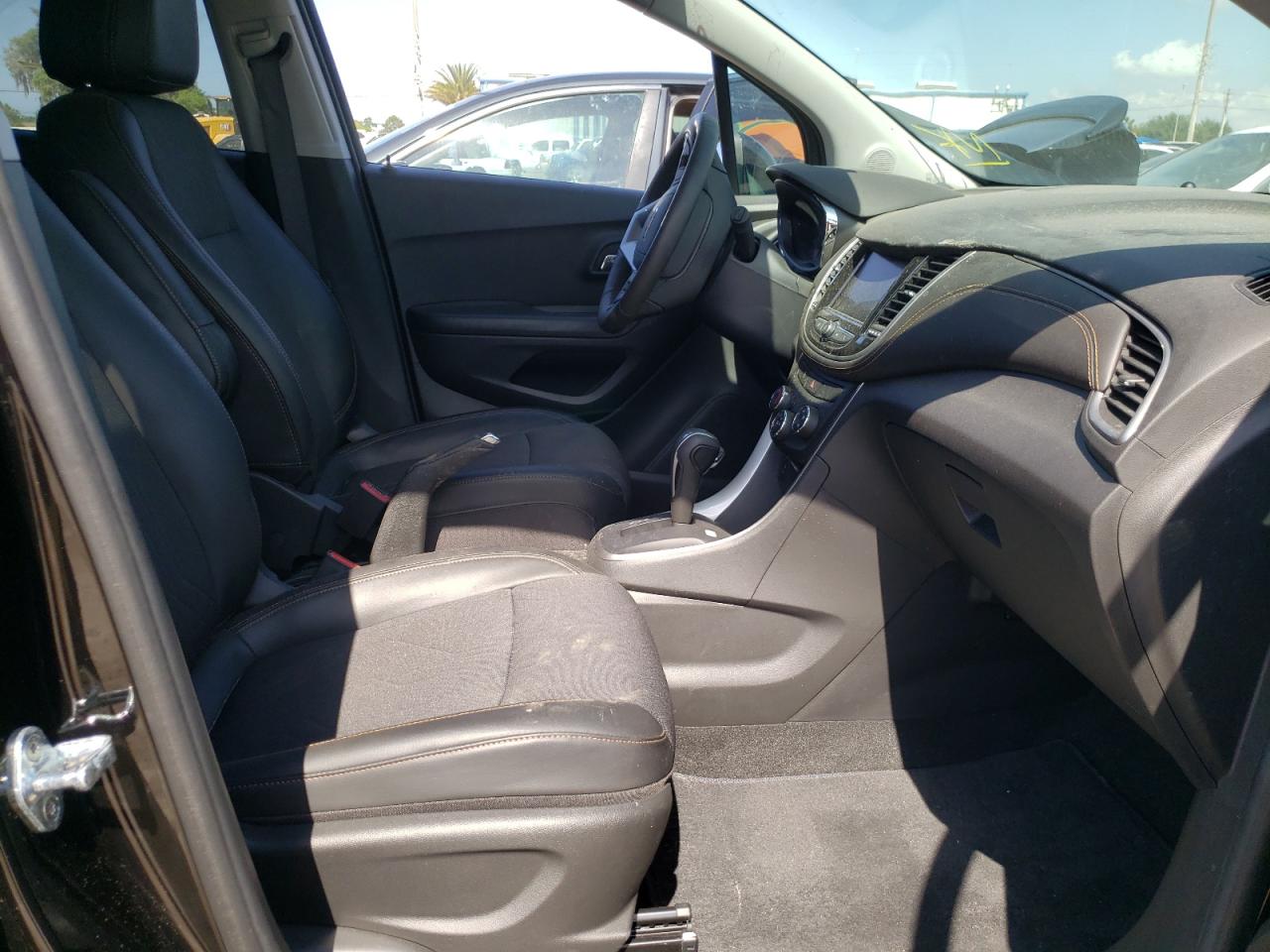 Photo 5 from auction – 2021 CHEVROLET TRAX 1LT with VIN KL7CJLSB8MB334147