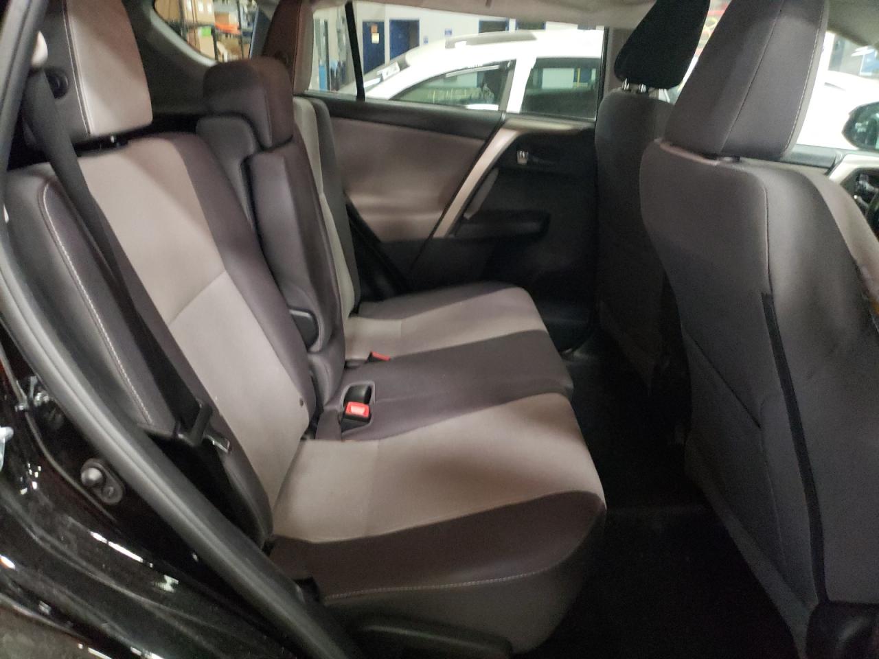 Photo 6 from auction – 2015 TOYOTA RAV4 XLE with VIN 2T3RFREV5FW276063