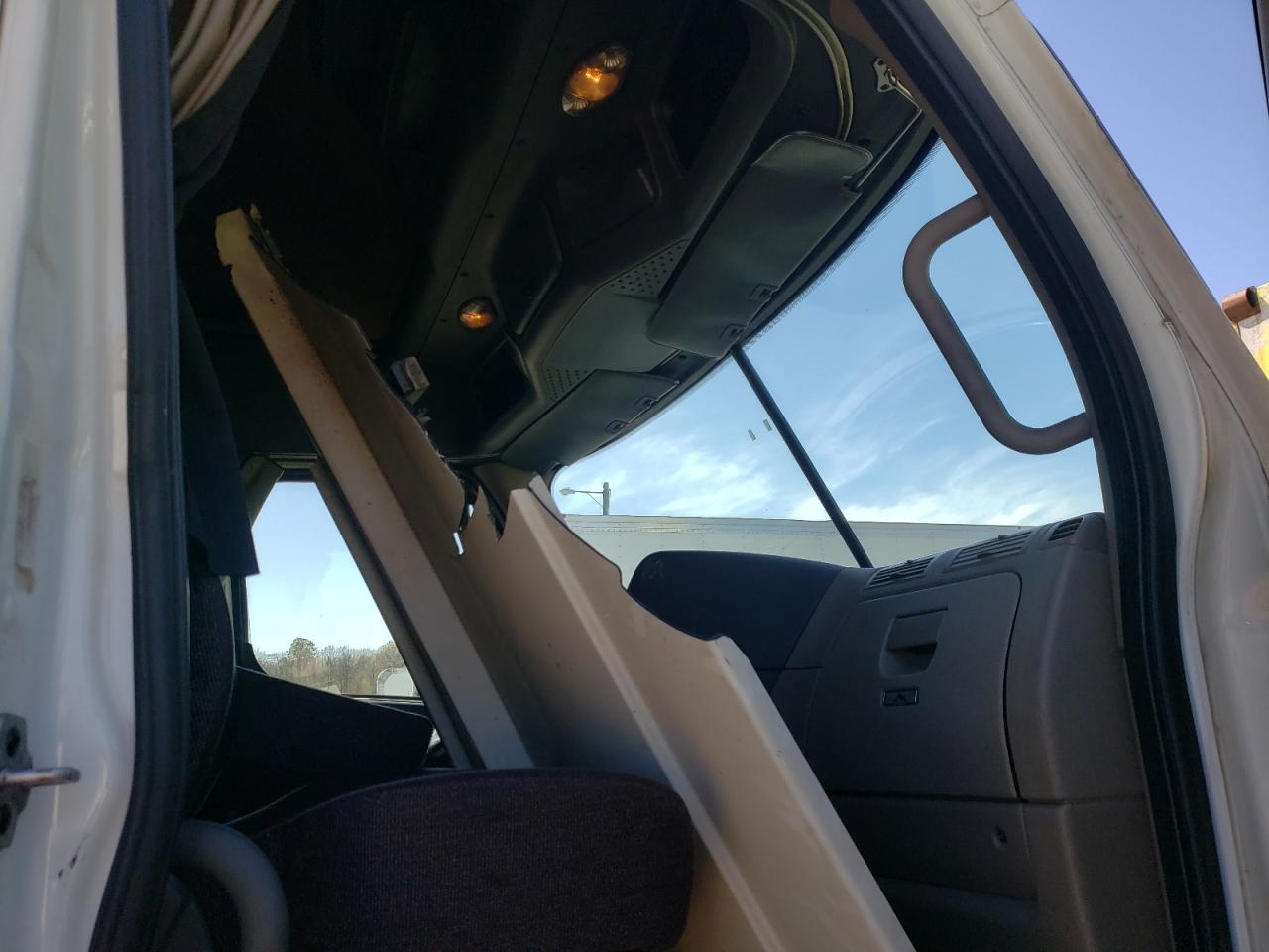 Photo 5 from auction – 2014 FREIGHTLINER CASCADIA 1 with VIN 3AKJGLBG6ESFS8322