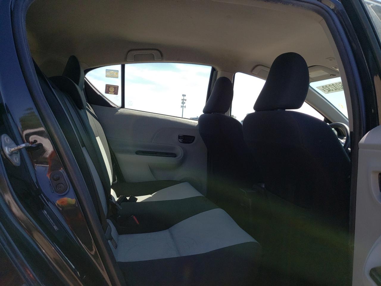 Photo 6 from auction – 2012 TOYOTA PRIUS C with VIN JTDKDTB39C1510500