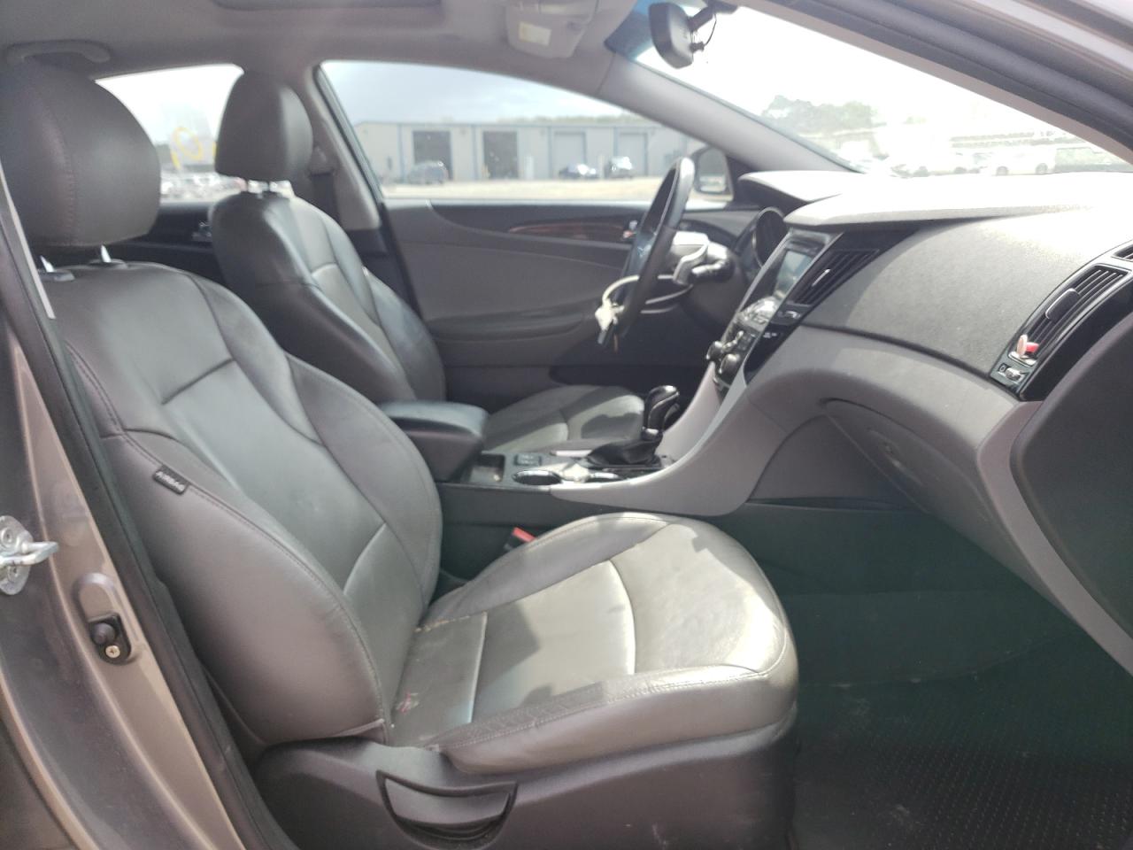 Photo 5 from auction – 2011 HYUNDAI SONATA SE with VIN 5NPEC4ABXBH244359