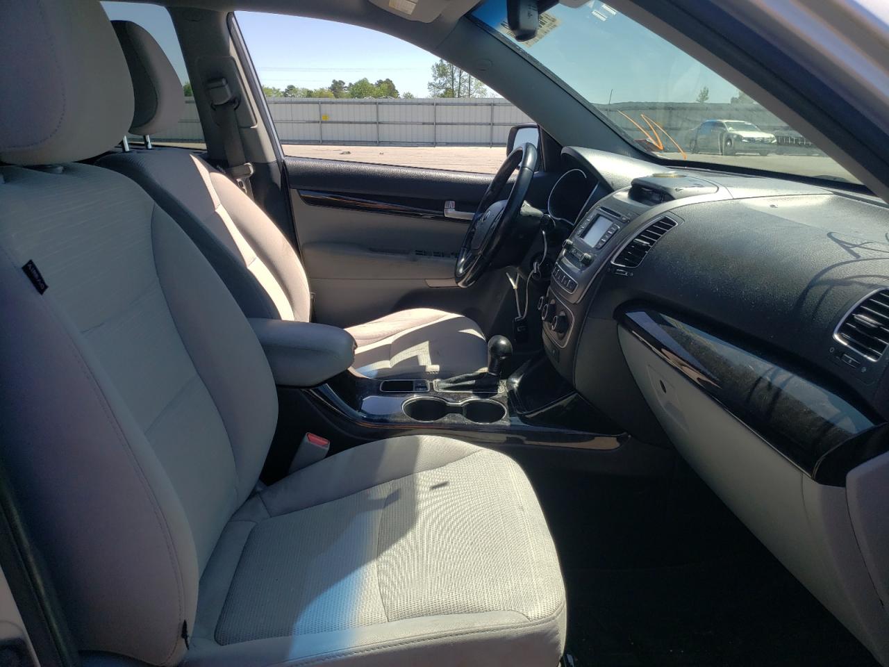 Photo 5 from auction – 2014 KIA SORENTO LX with VIN 5XYKTCA68EG497286
