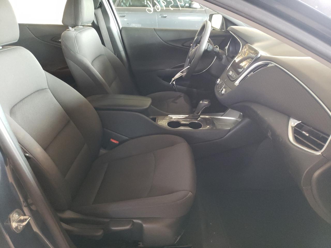 Photo 5 from auction – 2019 CHEVROLET MALIBU LT with VIN 1G1ZD5ST4KF216829
