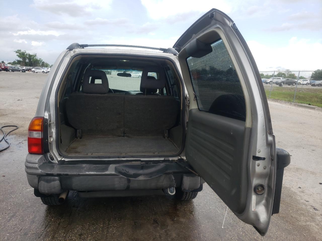 Photo 9 from auction – 2002 CHEVROLET TRACKER with VIN 2CNBJ13C626933957