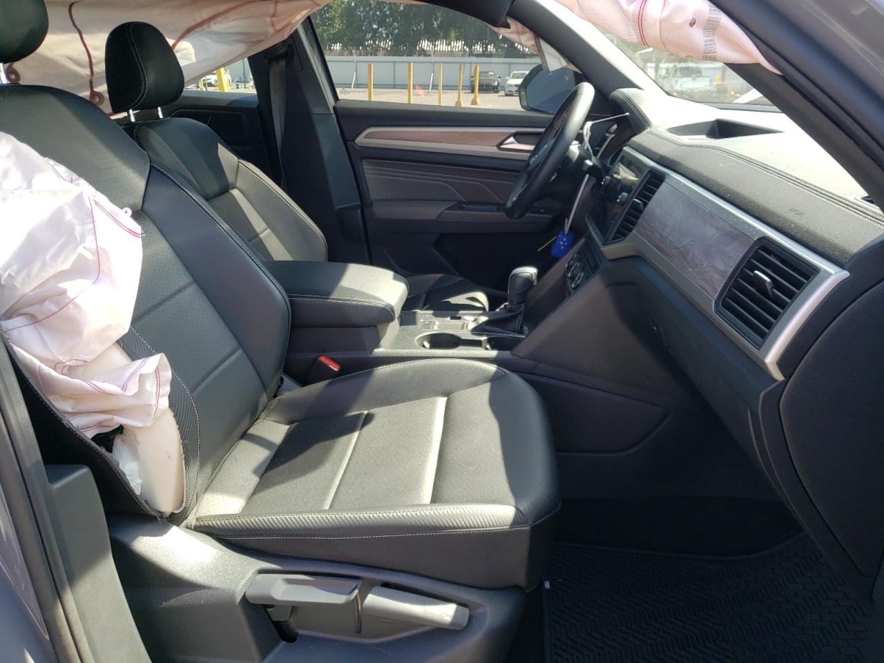 Photo 5 from auction – 2021 VOLKSWAGEN ATLAS CROS with VIN 1V2WE2CA3MC236897