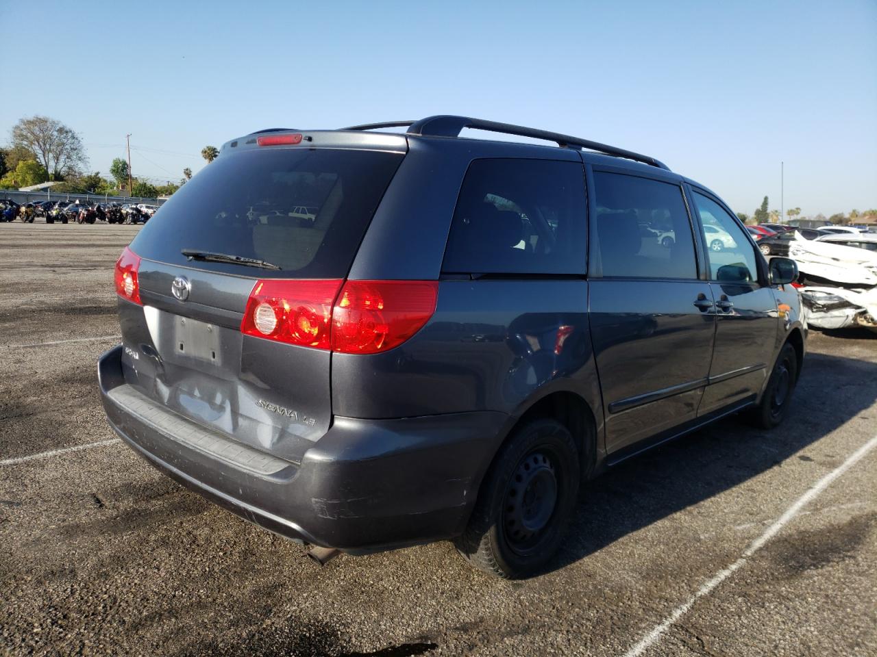 Photo 4 from auction – 2010 TOYOTA SIENNA CE with VIN 5TDKK4CC6AS324830