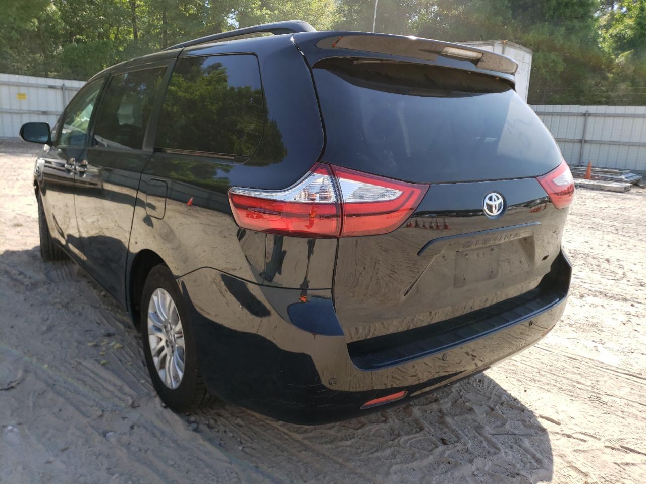 Photo 3 from auction – 2015 TOYOTA SIENNA XLE with VIN 5TDYK3DC3FS543139