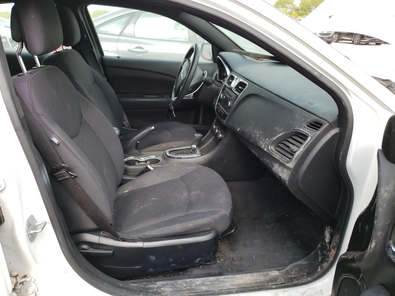 Photo 5 from auction – 2014 CHRYSLER 200 LX with VIN 1C3CCBABXEN205842