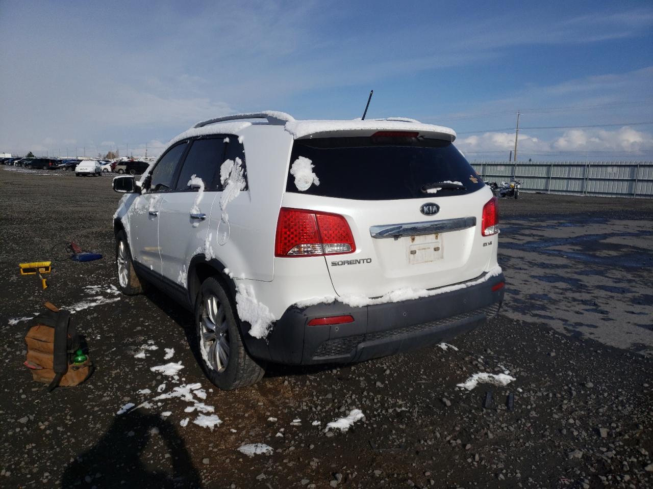Photo 3 from auction – 2011 KIA SORENTO EX with VIN 5XYKUDA29BG017798