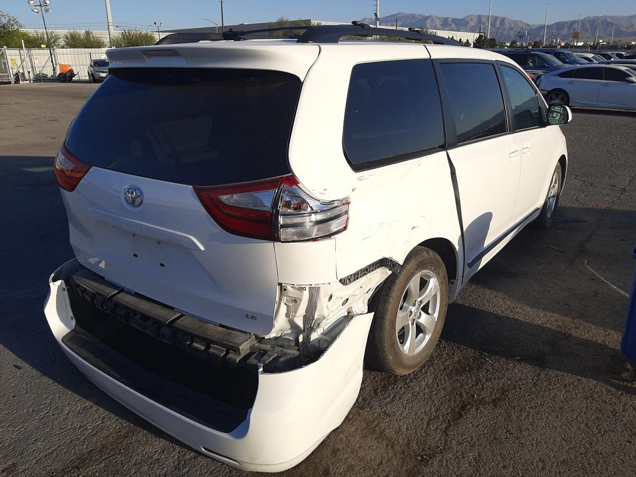 Photo 4 from auction – 2016 TOYOTA SIENNA LE with VIN 5TDKK3DC1GS746649