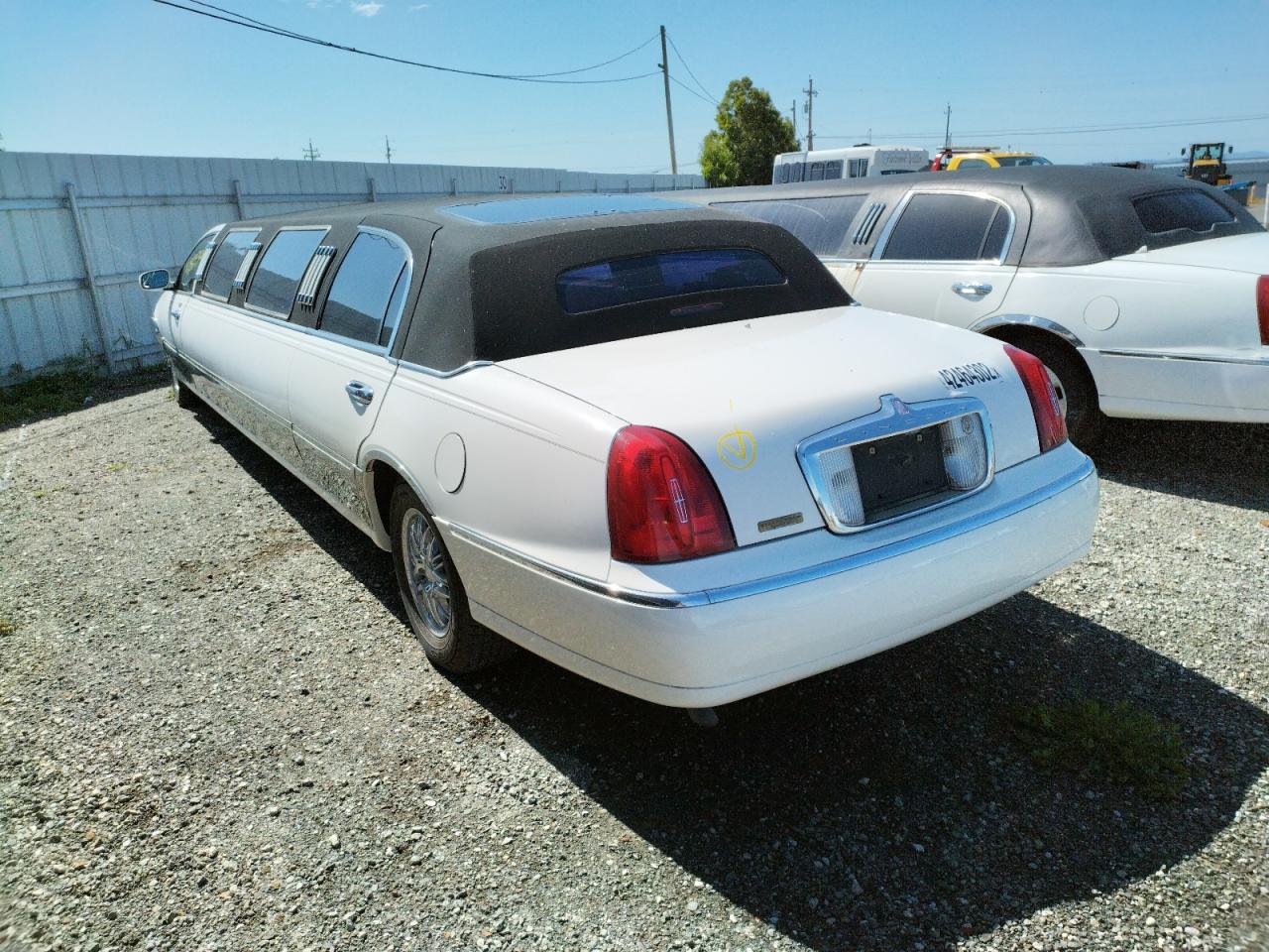 Photo 3 from auction – 2000 LINCOLN TOWN CAR E with VIN 1L1FM81W0YY825594