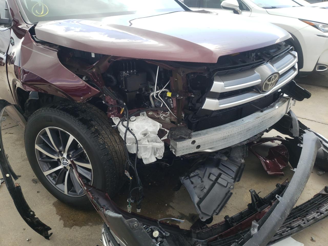 Photo 9 from auction – 2018 TOYOTA HIGHLANDER with VIN 5TDKZRFH4JS239307