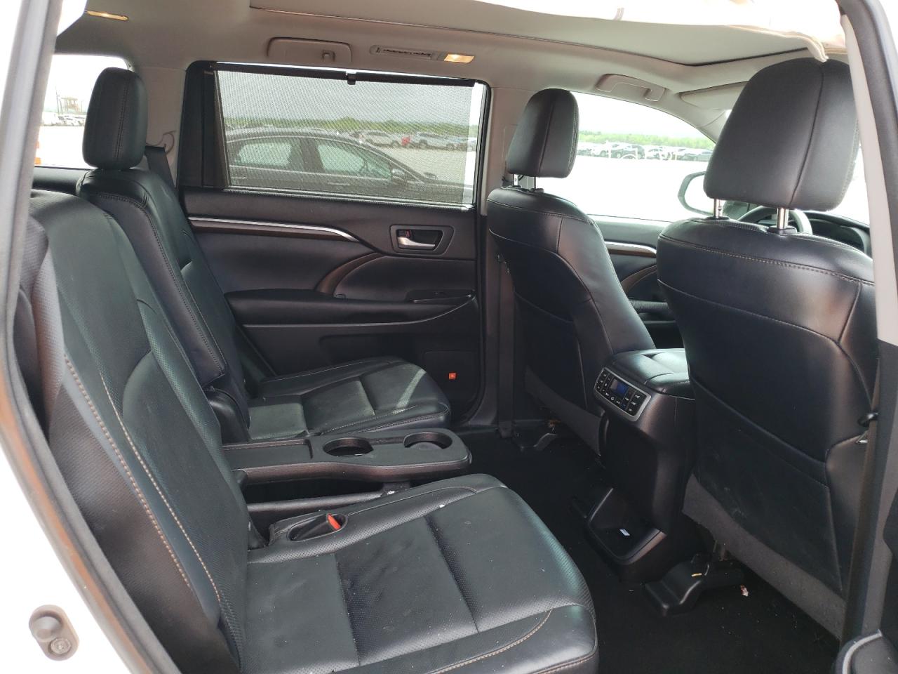 Photo 6 from auction – 2016 TOYOTA HIGHLANDER with VIN 5TDDKRFH4GS225011
