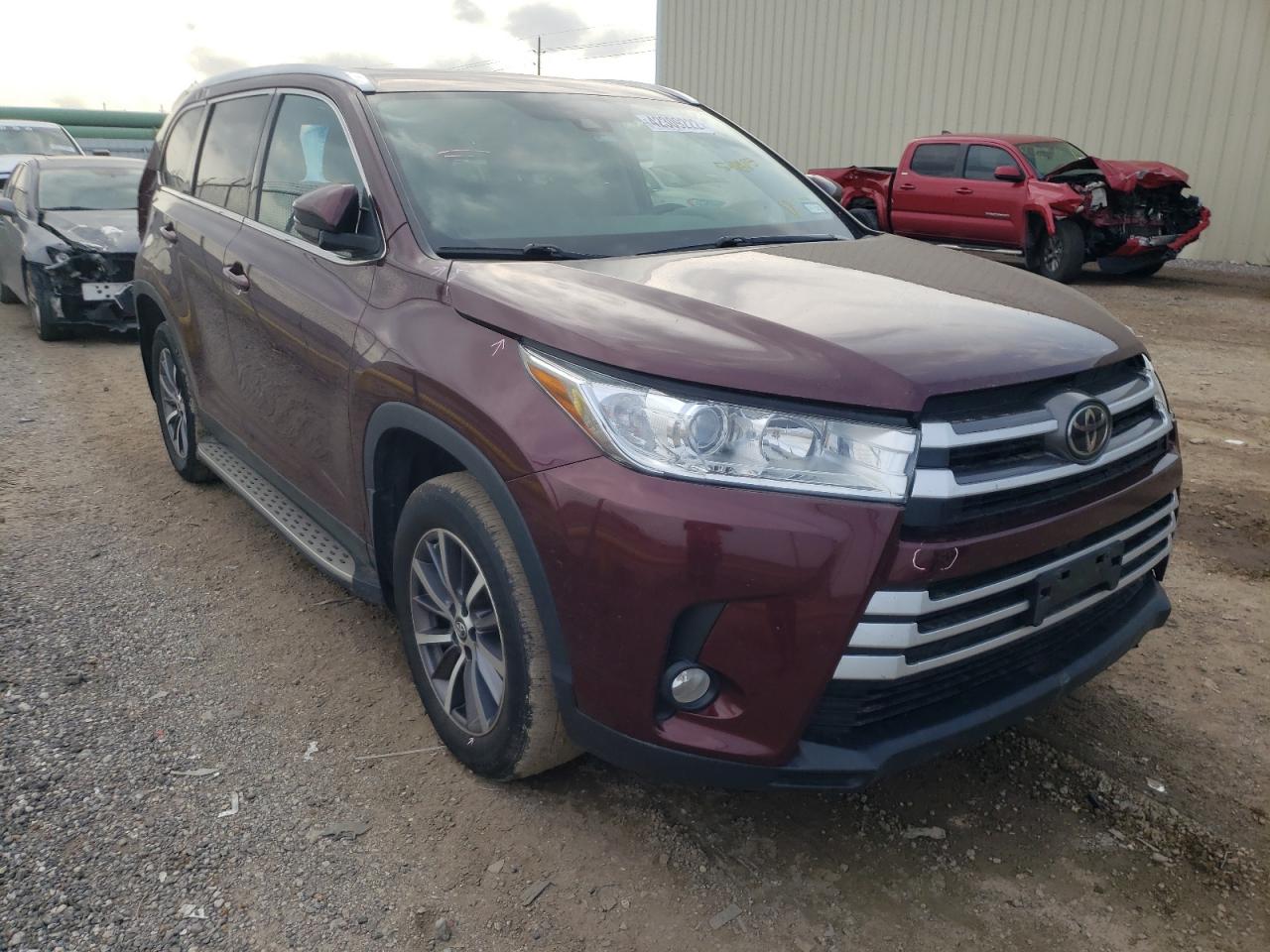 TOYOTA HIGHLANDER 2019 with VIN 5TDKZRFH8KS304435 - Photo from auction