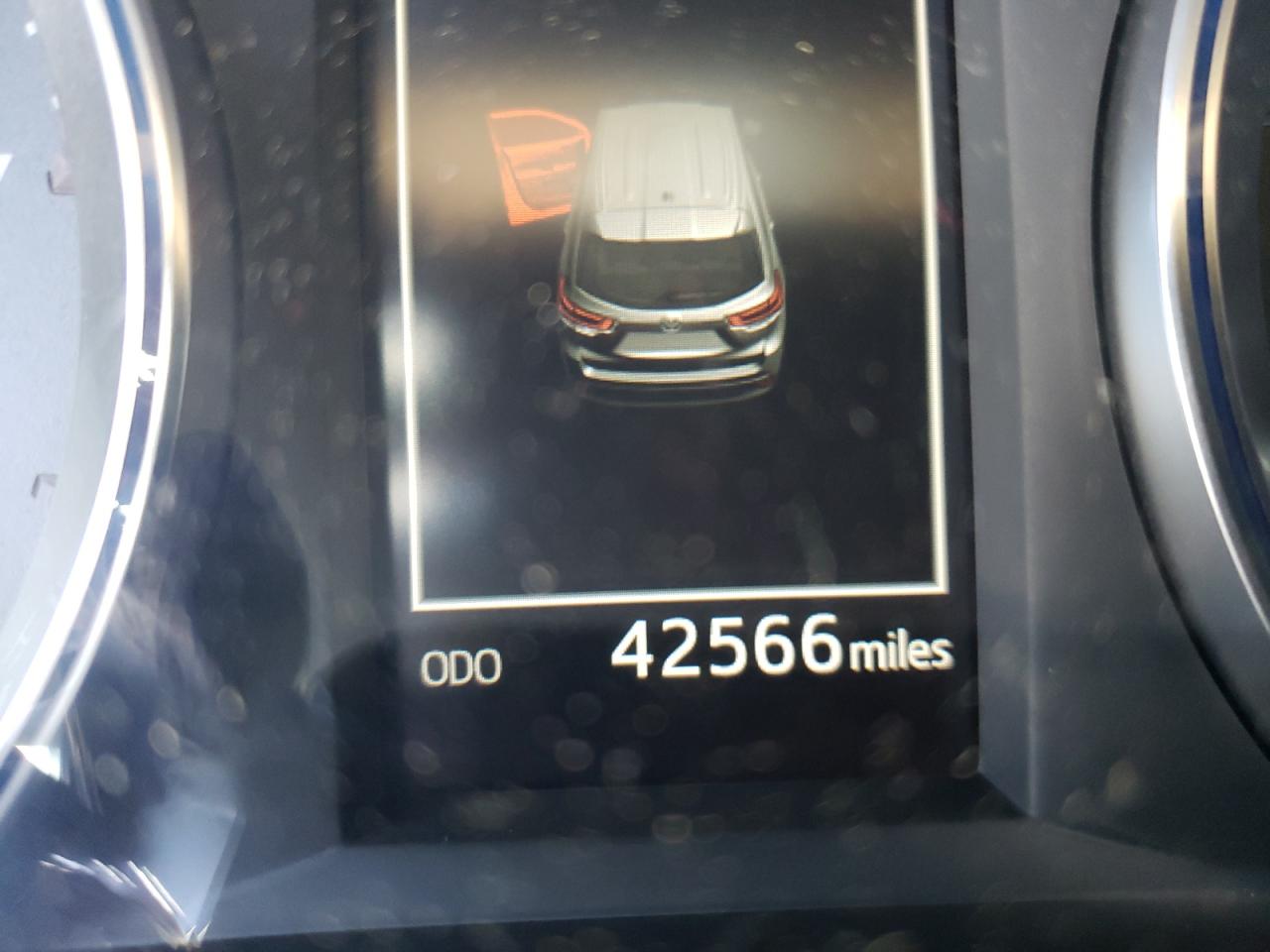Photo 8 from auction – 2018 TOYOTA HIGHLANDER with VIN 5TDKZRFH4JS549019