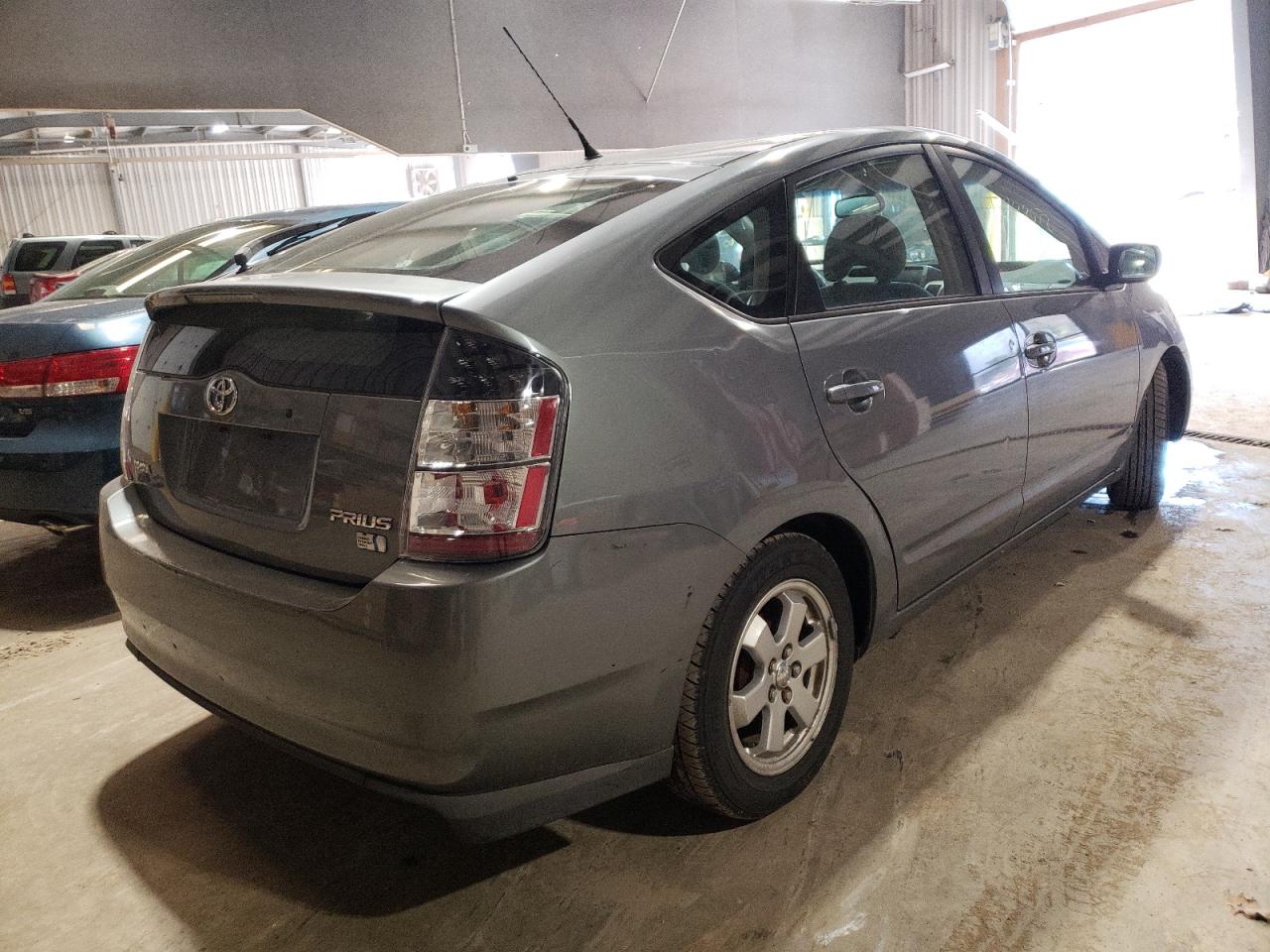 Photo 4 from auction – 2005 TOYOTA PRIUS with VIN JTDKB20U953065386